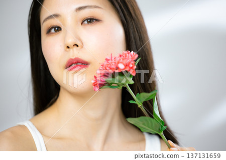 年輕女子，美麗形象，鮮花 137131659