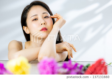 年輕女子，美麗形象，鮮花 137131660
