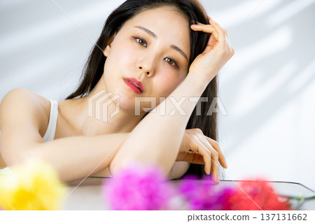 年輕女子，美麗形象，鮮花 137131662