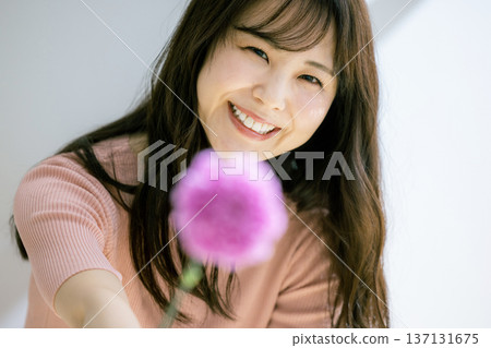 有花的一名婦女 137131675