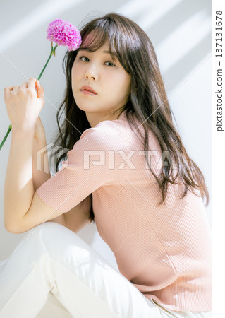 年輕的女士的肖像 137131678
