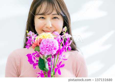 有花的一個少婦 137131680
