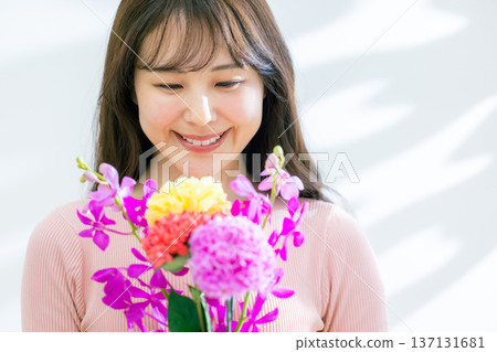 有花的一個少婦 137131681