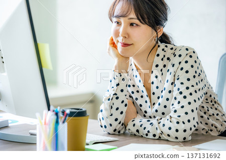 在辦公室操作電腦的年輕女子 137131692