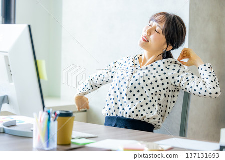 舒展在辦公室的少婦 137131693