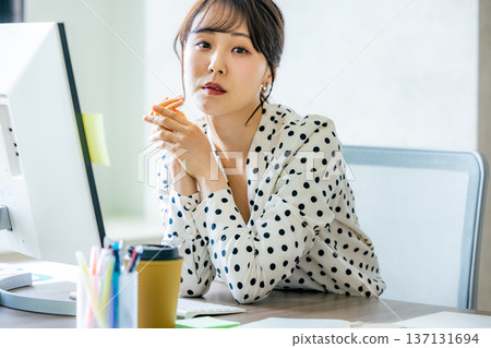 在辦公室操作電腦的年輕女子 137131694