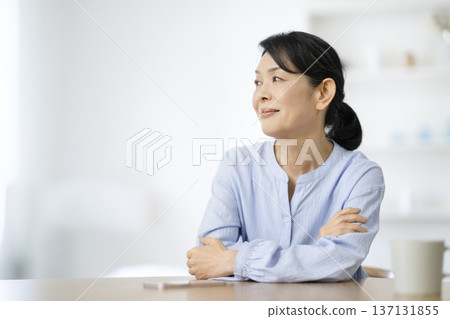 一位年近六十、面帶微笑的女士 一位年近六十、面帶微笑的女士 137131855
