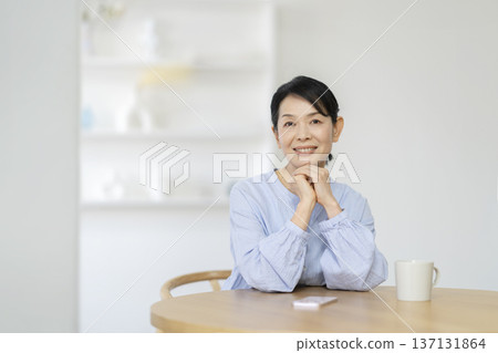 一位年近六十的女士對著鏡頭微笑 137131864