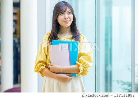 年輕女性，大學生，專業學生 137131992