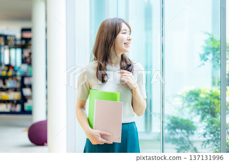 年輕女性，大學生，專業學生 137131996