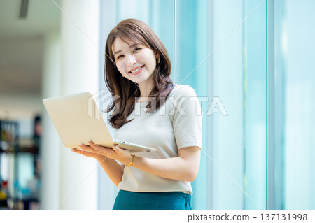 Business woman walking in the office corridor 137131998
