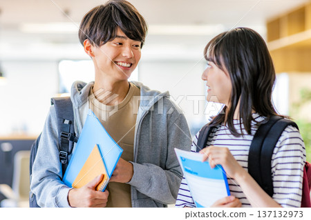 大學生青年男女 137132973