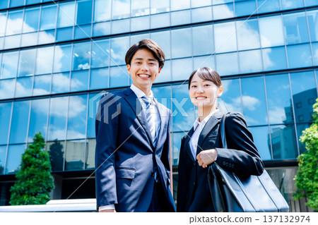 一位女商人站在商業區 137132974