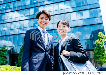 一位女商人站在商業區 137132975