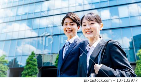 一位女商人站在商業區 137132977