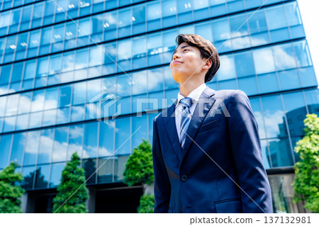 smiling businessman smiling businessman 137132981
