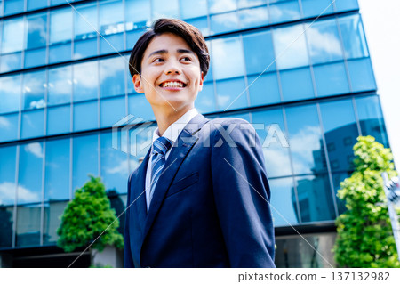 微笑的商人 137132982