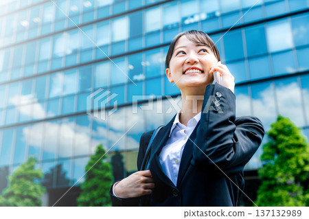 談話在智能手機的女商人 137132989