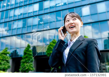 談話在智能手機的女商人 137132991