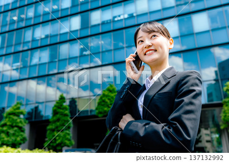 談話在智能手機的女商人 137132992