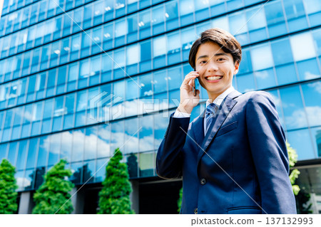 一個年輕的商人 137132993