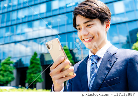 一個年輕的商人 137132997