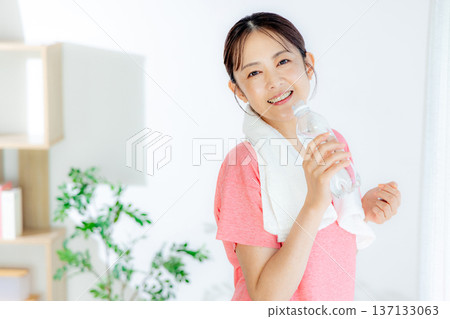 Middle female to hydrate Middle female to hydrate 137133063