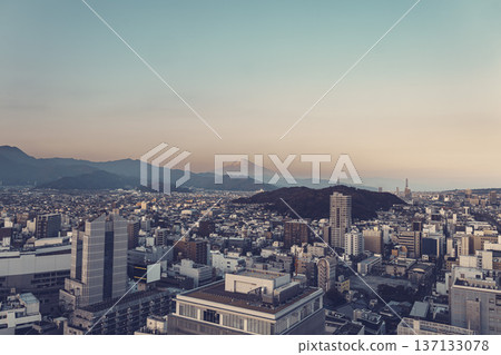 靜岡城在黃昏時分被魔幻時刻的光芒照亮，冬日的富士山也清晰可見。 137133078