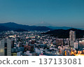 靜岡城在黃昏時分被魔幻時刻的光芒照亮，冬日的富士山也清晰可見。 137133081