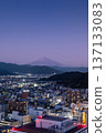 靜岡城在黃昏時分被魔幻時刻的光芒照亮，冬日的富士山也清晰可見。 137133083