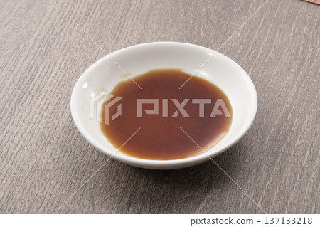 白色盤子上的醬油圖片 137133218