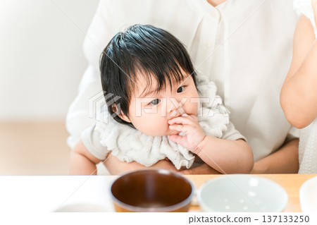 母親抱著嬰兒吸吮拇指（育兒，全職家庭主婦） 137133250