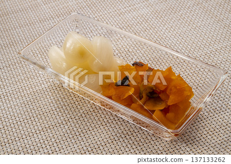 新鮮醃蘿蔔。傳統日式醃菜。醃製食品和健康食品的圖片。 137133262
