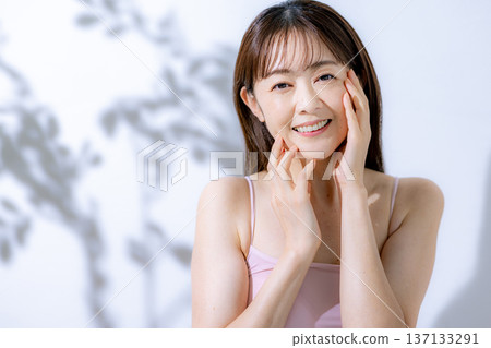 Middle women beauty 137133291