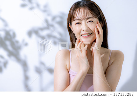 Middle women beauty Middle women beauty 137133292