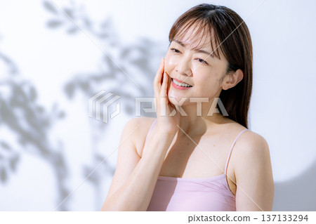 Middle women beauty Middle women beauty 137133294