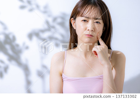 Middle women beauty Middle women beauty 137133302
