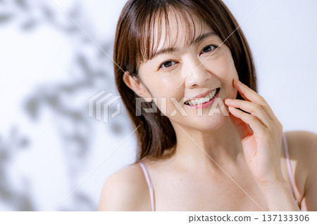 Middle women beauty Middle women beauty 137133306