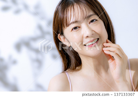 Middle women beauty 137133307