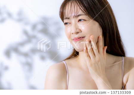 Middle women beauty Middle women beauty 137133309