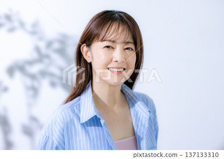 Middle women beauty Middle women beauty 137133310