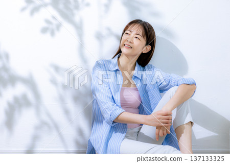 Middle women beauty 137133325