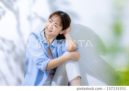 Middle women beauty 137133331