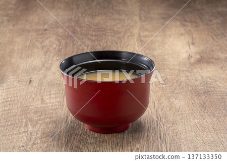 盛在傳統碗裡的熱味噌湯 盛在傳統碗裡的熱味噌湯 137133350
