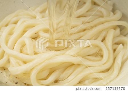 將高湯淋在烏龍面上，再淋上高湯，最後加入麵條湯。 137133578