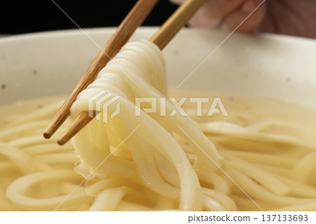 用筷子夾起冷烏龍麵 137133693