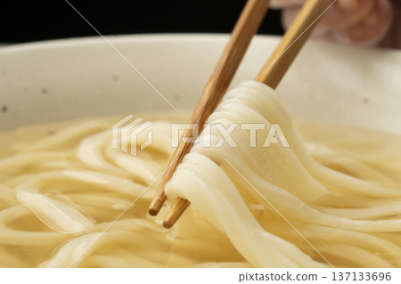 Pick up cold udon noodles with chopsticks 137133696