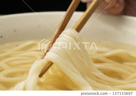 用筷子夾起冷烏龍麵 137133697