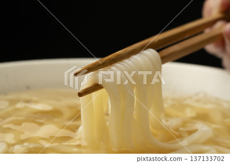 Pick up cold udon noodles with chopsticks 137133702