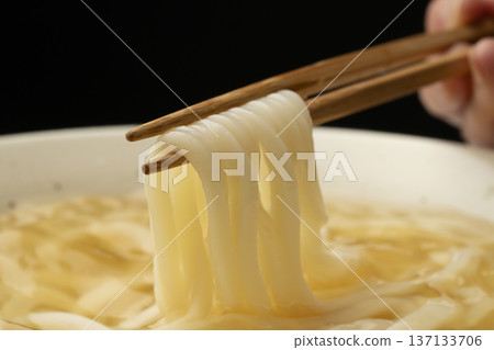 Pick up cold udon noodles with chopsticks 137133706